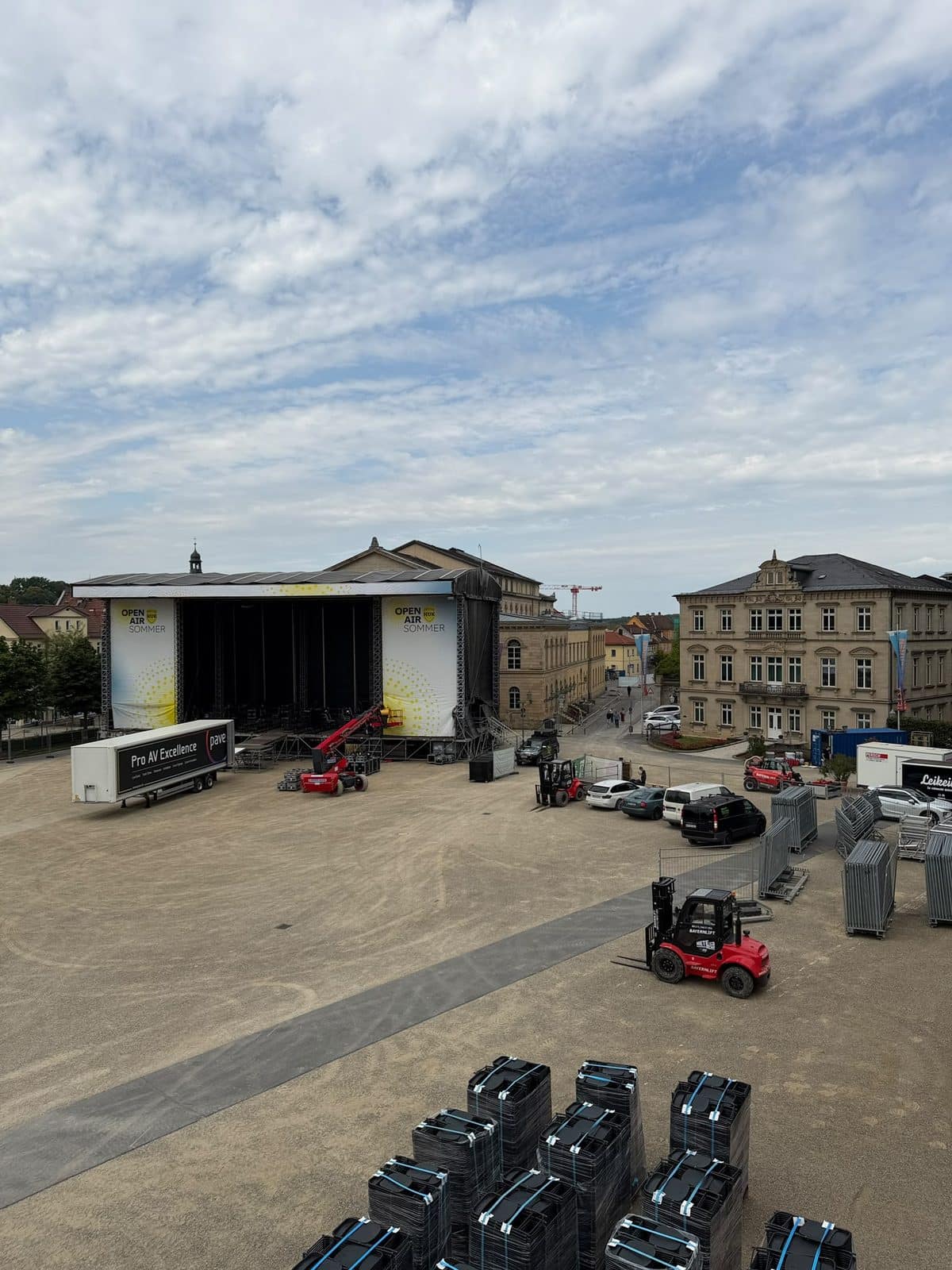Aufbau des Veranstaltungsgeländes auf dem Schlossplatz Coburg
