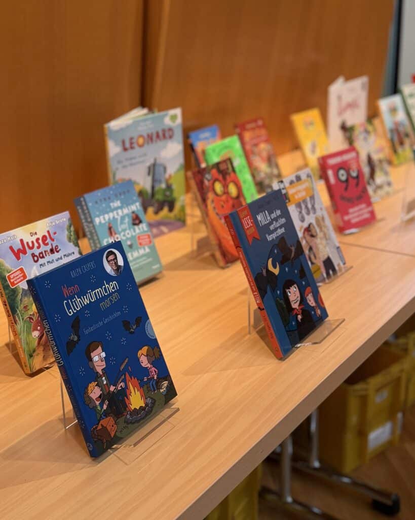 Kinderbücher auf einem Tisch bei der BAMLIT-Pressekonferenz